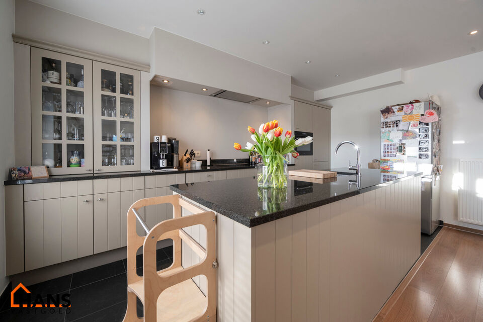 Inkomhal; apart toilet; leefruimte met open keuken voorzien van kasten, kookeiland, spoelbak, kookplaat, dampkap, oven, koelkast en vaatwasser; badkamer met douche, ligbad, dubbele wastafel in meubel en handdoekdroger; 3 slaapkamers en achterliggend terra