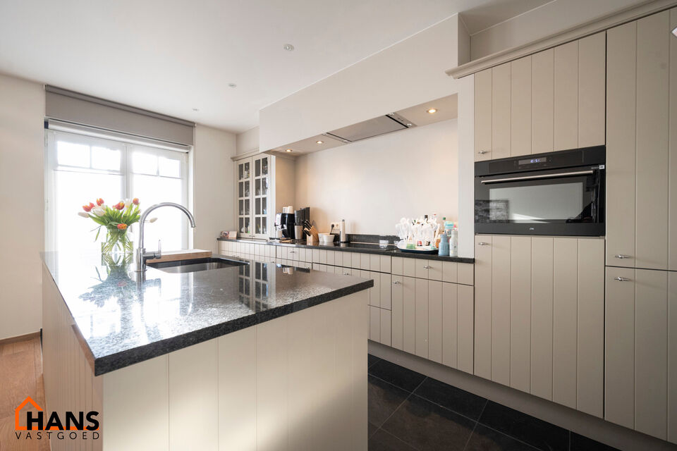 Inkomhal; apart toilet; leefruimte met open keuken voorzien van kasten, kookeiland, spoelbak, kookplaat, dampkap, oven, koelkast en vaatwasser; badkamer met douche, ligbad, dubbele wastafel in meubel en handdoekdroger; 3 slaapkamers en achterliggend terra