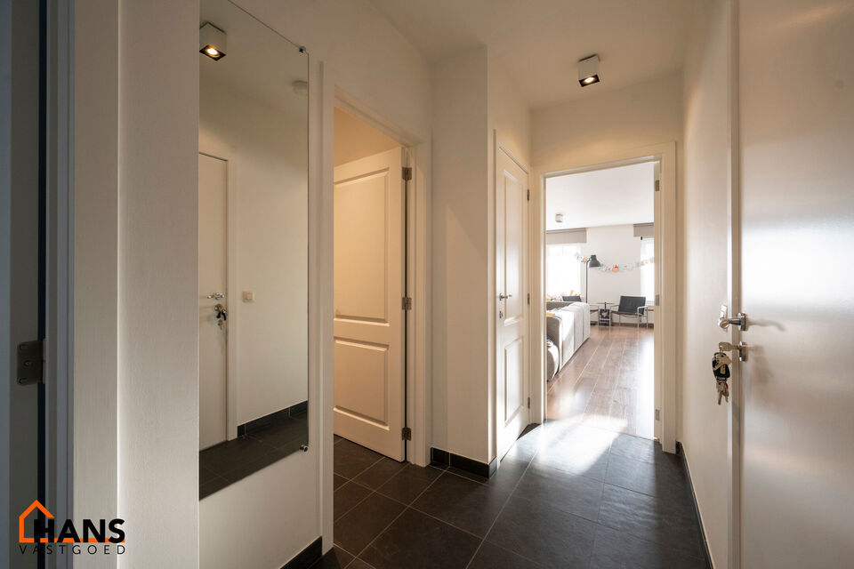 Inkomhal; apart toilet; leefruimte met open keuken voorzien van kasten, kookeiland, spoelbak, kookplaat, dampkap, oven, koelkast en vaatwasser; badkamer met douche, ligbad, dubbele wastafel in meubel en handdoekdroger; 3 slaapkamers en achterliggend terra