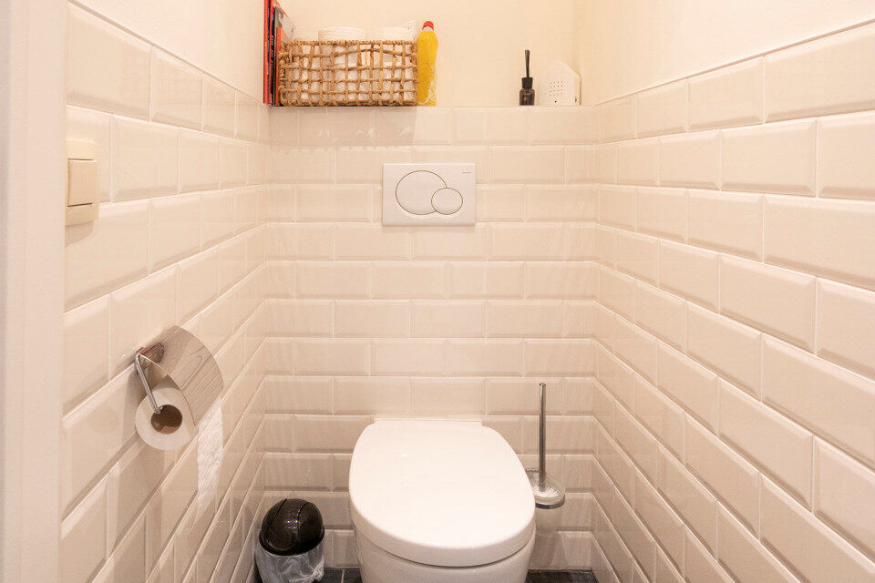 Inkomhal; apart toilet; leefruimte met open keuken voorzien van kasten, kookeiland, spoelbak, kookplaat, dampkap, oven, koelkast en vaatwasser; badkamer met douche, ligbad, dubbele wastafel in meubel en handdoekdroger; 3 slaapkamers en achterliggend terra
