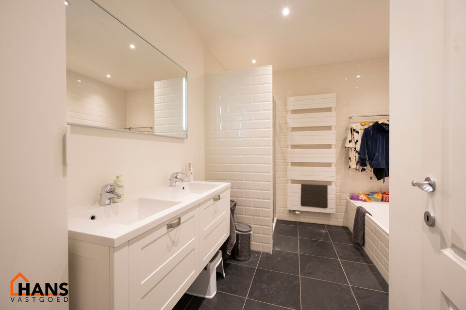 Inkomhal; apart toilet; leefruimte met open keuken voorzien van kasten, kookeiland, spoelbak, kookplaat, dampkap, oven, koelkast en vaatwasser; badkamer met douche, ligbad, dubbele wastafel in meubel en handdoekdroger; 3 slaapkamers en achterliggend terra