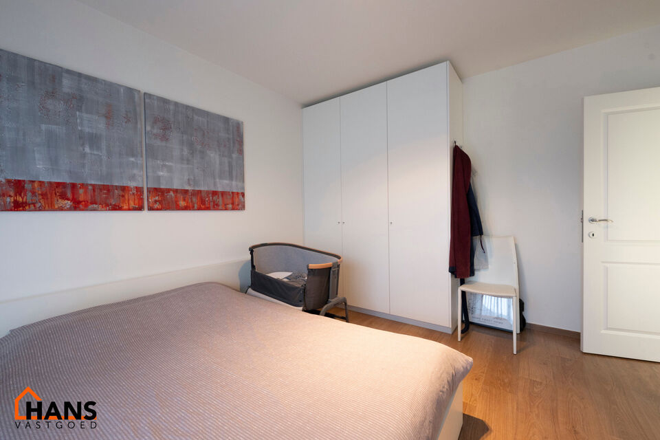 Inkomhal; apart toilet; leefruimte met open keuken voorzien van kasten, kookeiland, spoelbak, kookplaat, dampkap, oven, koelkast en vaatwasser; badkamer met douche, ligbad, dubbele wastafel in meubel en handdoekdroger; 3 slaapkamers en achterliggend terra