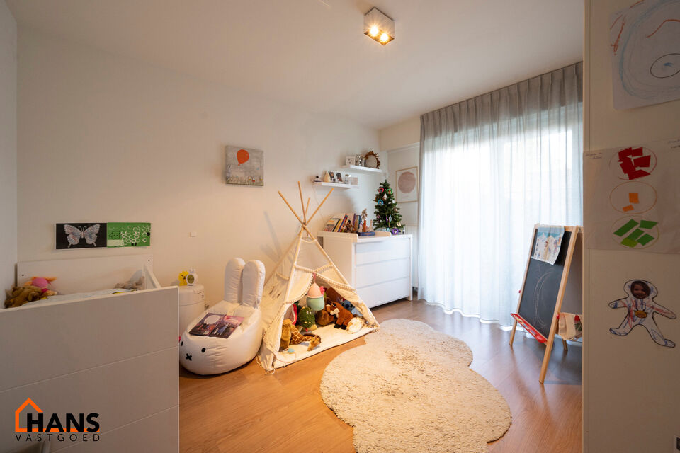 Inkomhal; apart toilet; leefruimte met open keuken voorzien van kasten, kookeiland, spoelbak, kookplaat, dampkap, oven, koelkast en vaatwasser; badkamer met douche, ligbad, dubbele wastafel in meubel en handdoekdroger; 3 slaapkamers en achterliggend terra