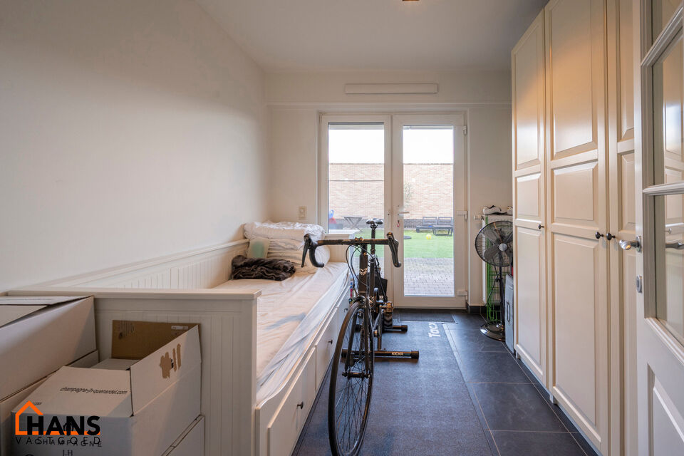 Inkomhal; apart toilet; leefruimte met open keuken voorzien van kasten, kookeiland, spoelbak, kookplaat, dampkap, oven, koelkast en vaatwasser; badkamer met douche, ligbad, dubbele wastafel in meubel en handdoekdroger; 3 slaapkamers en achterliggend terra