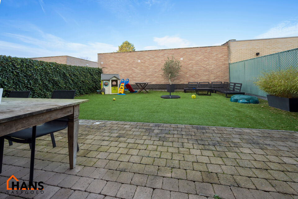 Inkomhal; apart toilet; leefruimte met open keuken voorzien van kasten, kookeiland, spoelbak, kookplaat, dampkap, oven, koelkast en vaatwasser; badkamer met douche, ligbad, dubbele wastafel in meubel en handdoekdroger; 3 slaapkamers en achterliggend terra