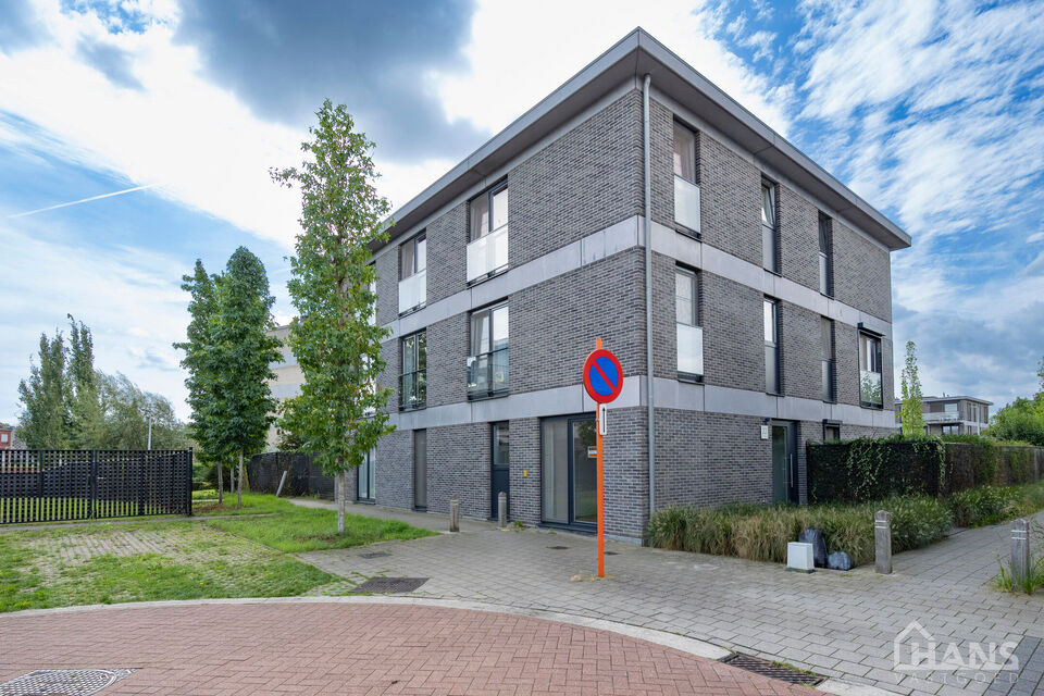 Dit ruime gelijkvloerse appartement bevindt zich in een rustige, nieuw aangelegde woonwijk in een doodlopende straat.
Het omvat een inkomhal; apart toilet; leefruimte; keuken met kasten, kookplaat, dampkap, oven, koelkast en vaatwasser; badkamer met spieg