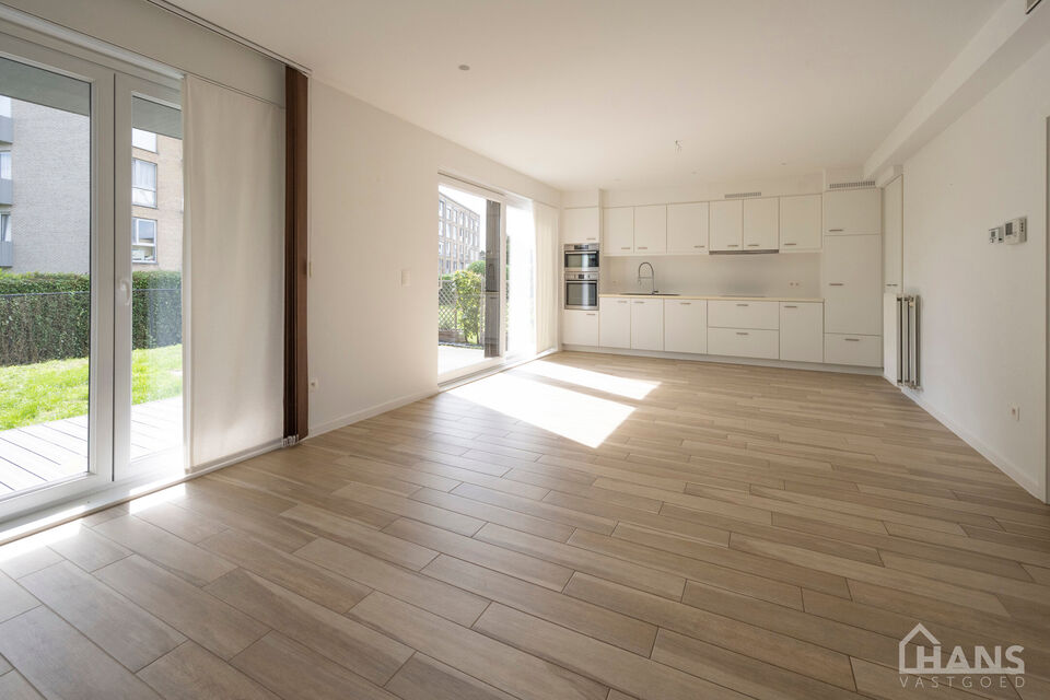 Dit ruime gelijkvloerse appartement bevindt zich in een rustige, nieuw aangelegde woonwijk in een doodlopende straat.
Het omvat een inkomhal; apart toilet; leefruimte; keuken met kasten, kookplaat, dampkap, oven, koelkast en vaatwasser; badkamer met spieg