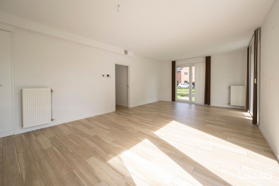 Dit ruime gelijkvloerse appartement bevindt zich in een rustige, nieuw aangelegde woonwijk in een doodlopende straat.
Het omvat een inkomhal; apart toilet; leefruimte; keuken met kasten, kookplaat, dampkap, oven, koelkast en vaatwasser; badkamer met spieg