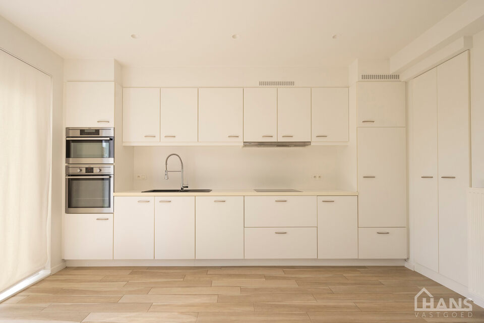 Dit ruime gelijkvloerse appartement bevindt zich in een rustige, nieuw aangelegde woonwijk in een doodlopende straat.
Het omvat een inkomhal; apart toilet; leefruimte; keuken met kasten, kookplaat, dampkap, oven, koelkast en vaatwasser; badkamer met spieg