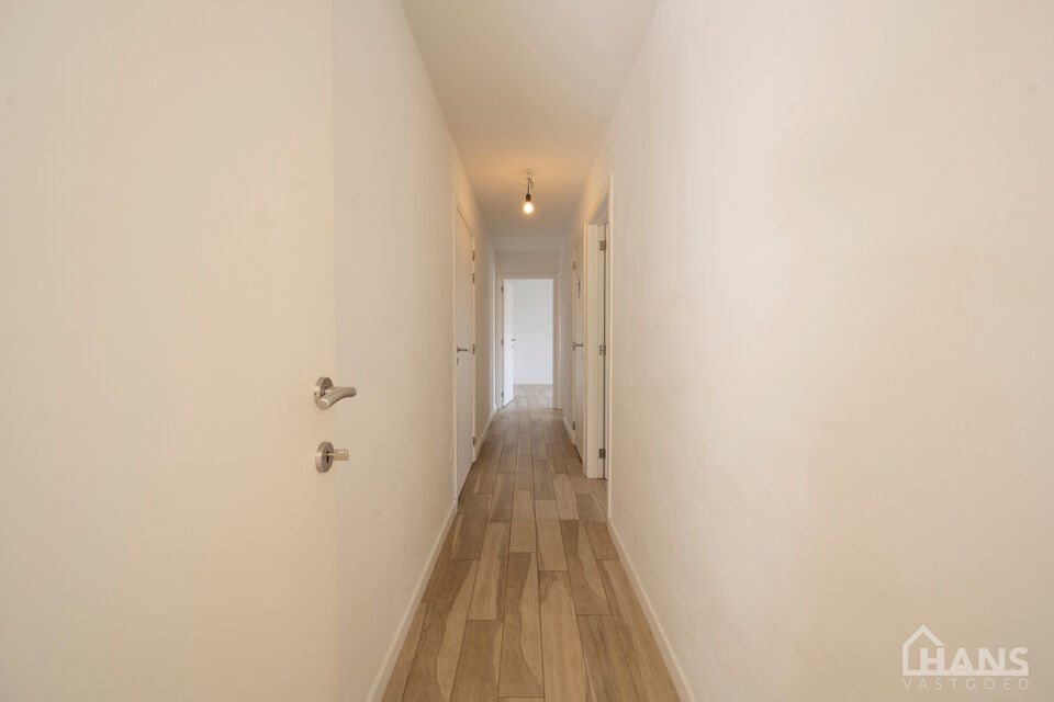 Dit ruime gelijkvloerse appartement bevindt zich in een rustige, nieuw aangelegde woonwijk in een doodlopende straat.
Het omvat een inkomhal; apart toilet; leefruimte; keuken met kasten, kookplaat, dampkap, oven, koelkast en vaatwasser; badkamer met spieg