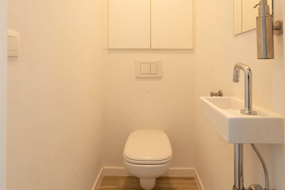 Dit ruime gelijkvloerse appartement bevindt zich in een rustige, nieuw aangelegde woonwijk in een doodlopende straat.
Het omvat een inkomhal; apart toilet; leefruimte; keuken met kasten, kookplaat, dampkap, oven, koelkast en vaatwasser; badkamer met spieg