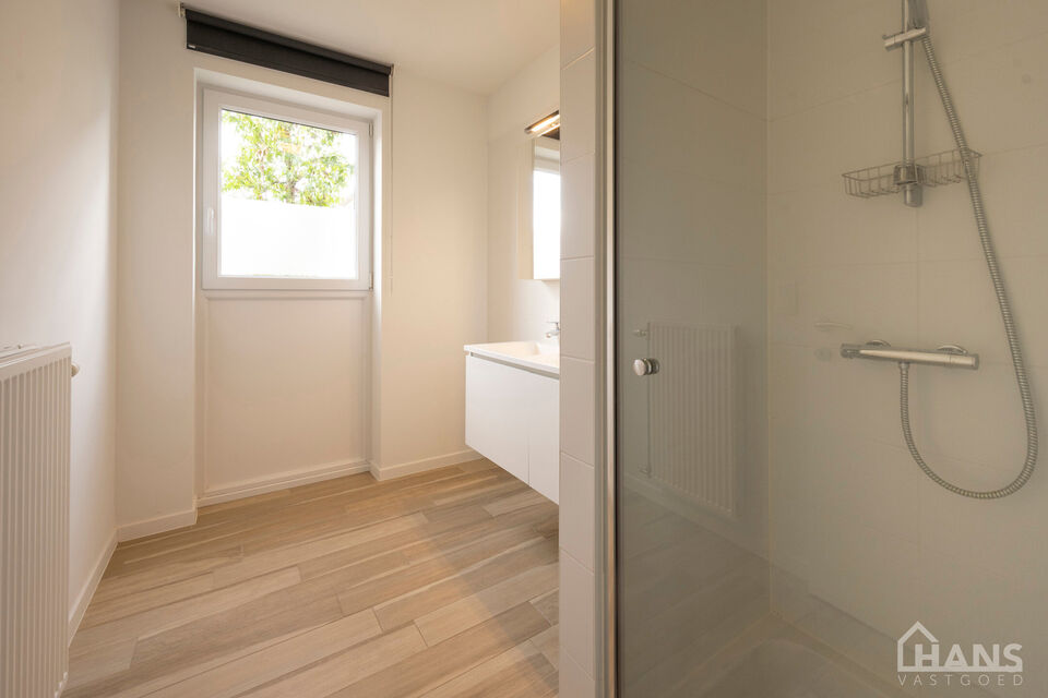 Dit ruime gelijkvloerse appartement bevindt zich in een rustige, nieuw aangelegde woonwijk in een doodlopende straat.
Het omvat een inkomhal; apart toilet; leefruimte; keuken met kasten, kookplaat, dampkap, oven, koelkast en vaatwasser; badkamer met spieg