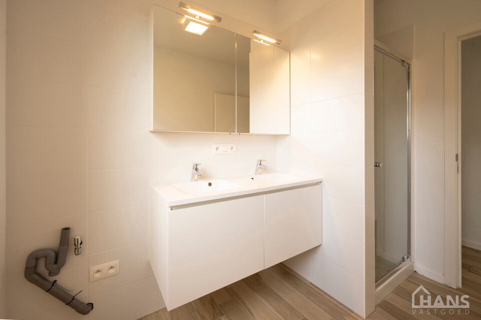 Dit ruime gelijkvloerse appartement bevindt zich in een rustige, nieuw aangelegde woonwijk in een doodlopende straat.
Het omvat een inkomhal; apart toilet; leefruimte; keuken met kasten, kookplaat, dampkap, oven, koelkast en vaatwasser; badkamer met spieg