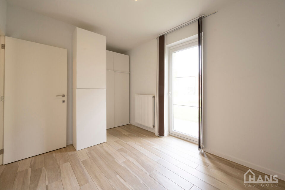 Dit ruime gelijkvloerse appartement bevindt zich in een rustige, nieuw aangelegde woonwijk in een doodlopende straat.
Het omvat een inkomhal; apart toilet; leefruimte; keuken met kasten, kookplaat, dampkap, oven, koelkast en vaatwasser; badkamer met spieg
