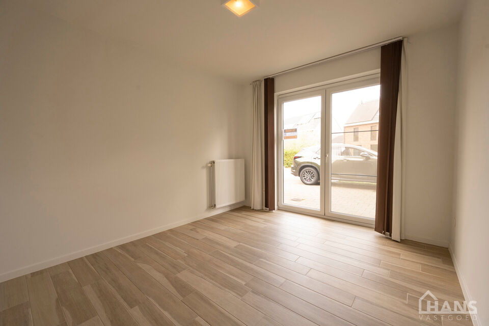 Dit ruime gelijkvloerse appartement bevindt zich in een rustige, nieuw aangelegde woonwijk in een doodlopende straat.
Het omvat een inkomhal; apart toilet; leefruimte; keuken met kasten, kookplaat, dampkap, oven, koelkast en vaatwasser; badkamer met spieg