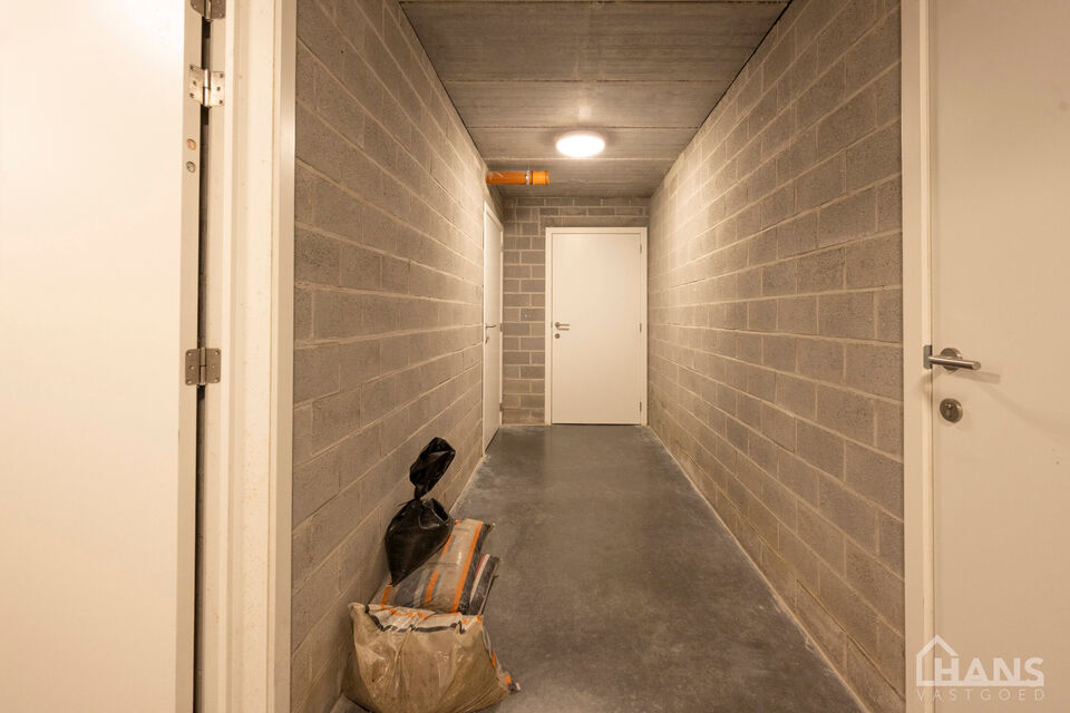Dit ruime gelijkvloerse appartement bevindt zich in een rustige, nieuw aangelegde woonwijk in een doodlopende straat.
Het omvat een inkomhal; apart toilet; leefruimte; keuken met kasten, kookplaat, dampkap, oven, koelkast en vaatwasser; badkamer met spieg