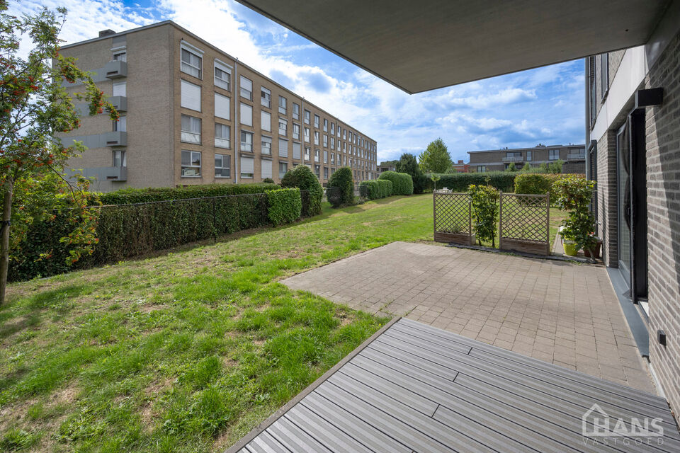 Dit ruime gelijkvloerse appartement bevindt zich in een rustige, nieuw aangelegde woonwijk in een doodlopende straat.
Het omvat een inkomhal; apart toilet; leefruimte; keuken met kasten, kookplaat, dampkap, oven, koelkast en vaatwasser; badkamer met spieg