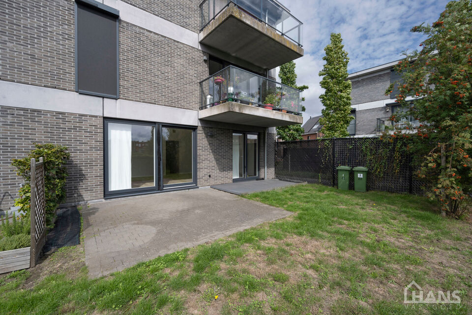 Dit ruime gelijkvloerse appartement bevindt zich in een rustige, nieuw aangelegde woonwijk in een doodlopende straat.
Het omvat een inkomhal; apart toilet; leefruimte; keuken met kasten, kookplaat, dampkap, oven, koelkast en vaatwasser; badkamer met spieg