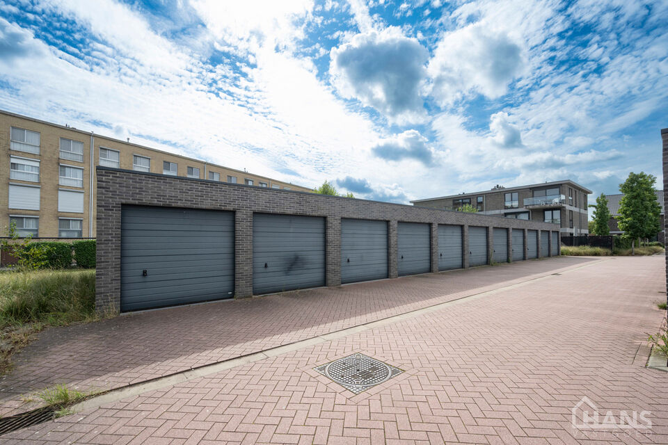 Dit ruime gelijkvloerse appartement bevindt zich in een rustige, nieuw aangelegde woonwijk in een doodlopende straat.
Het omvat een inkomhal; apart toilet; leefruimte; keuken met kasten, kookplaat, dampkap, oven, koelkast en vaatwasser; badkamer met spieg