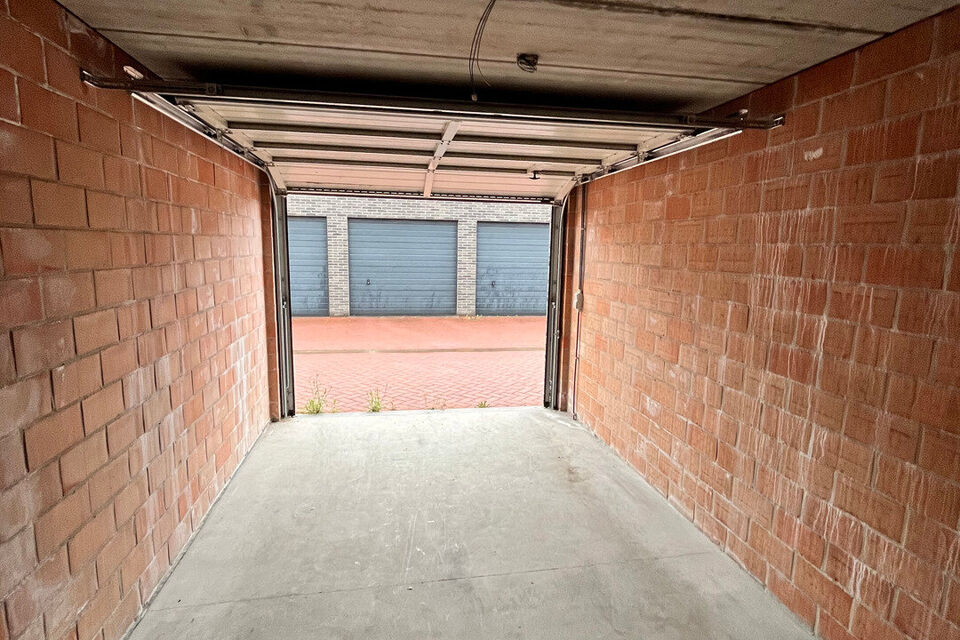 Dit ruime gelijkvloerse appartement bevindt zich in een rustige, nieuw aangelegde woonwijk in een doodlopende straat.
Het omvat een inkomhal; apart toilet; leefruimte; keuken met kasten, kookplaat, dampkap, oven, koelkast en vaatwasser; badkamer met spieg