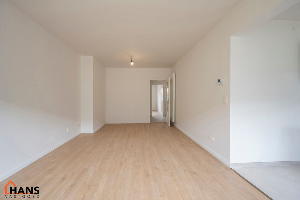 Inkomhal; apart toilet; leefruimte met open keuken met kasten, kookplaat, dampkap en ruimte voor een eigen koelkast en vaatwasser; badkamer met inloopdouche, wastafel in meubel en handdoekdroger; ruime slaapkamer; bureel; berging met aansluiting voor wasm