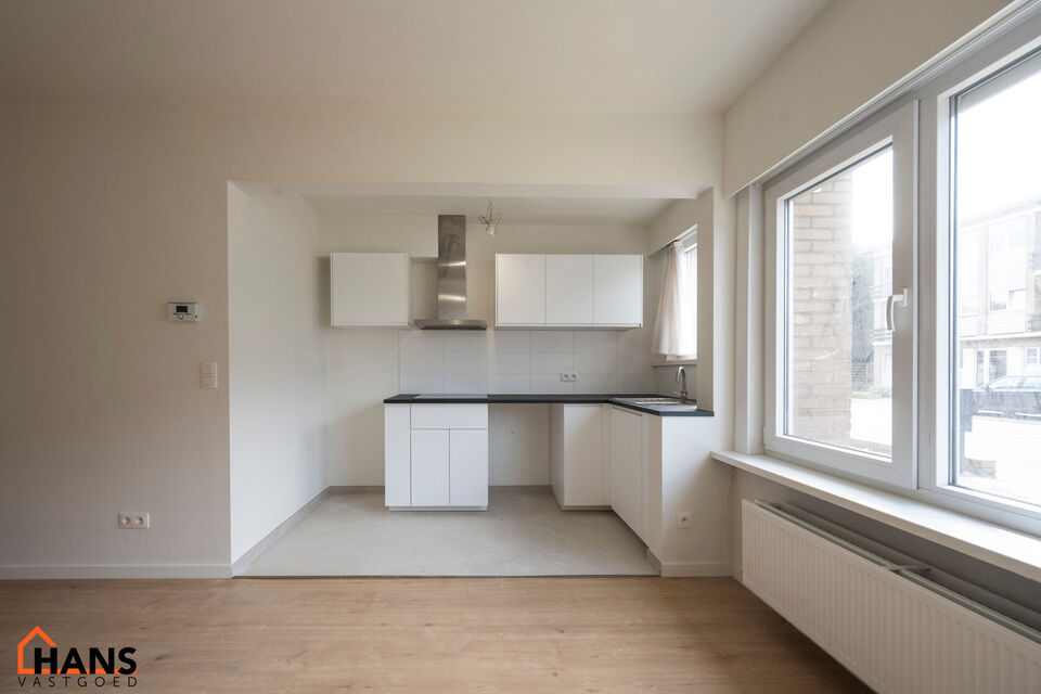 Inkomhal; apart toilet; leefruimte met open keuken met kasten, kookplaat, dampkap en ruimte voor een eigen koelkast en vaatwasser; badkamer met inloopdouche, wastafel in meubel en handdoekdroger; ruime slaapkamer; bureel; berging met aansluiting voor wasm