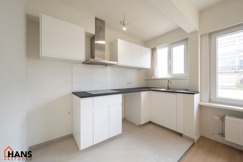 Inkomhal; apart toilet; leefruimte met open keuken met kasten, kookplaat, dampkap en ruimte voor een eigen koelkast en vaatwasser; badkamer met inloopdouche, wastafel in meubel en handdoekdroger; ruime slaapkamer; bureel; berging met aansluiting voor wasm