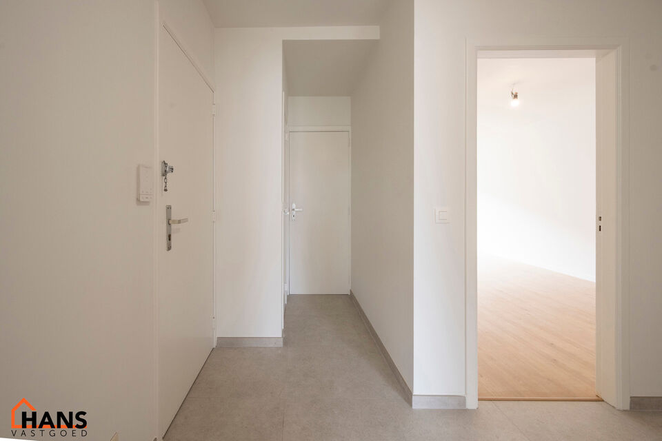 Inkomhal; apart toilet; leefruimte met open keuken met kasten, kookplaat, dampkap en ruimte voor een eigen koelkast en vaatwasser; badkamer met inloopdouche, wastafel in meubel en handdoekdroger; ruime slaapkamer; bureel; berging met aansluiting voor wasm