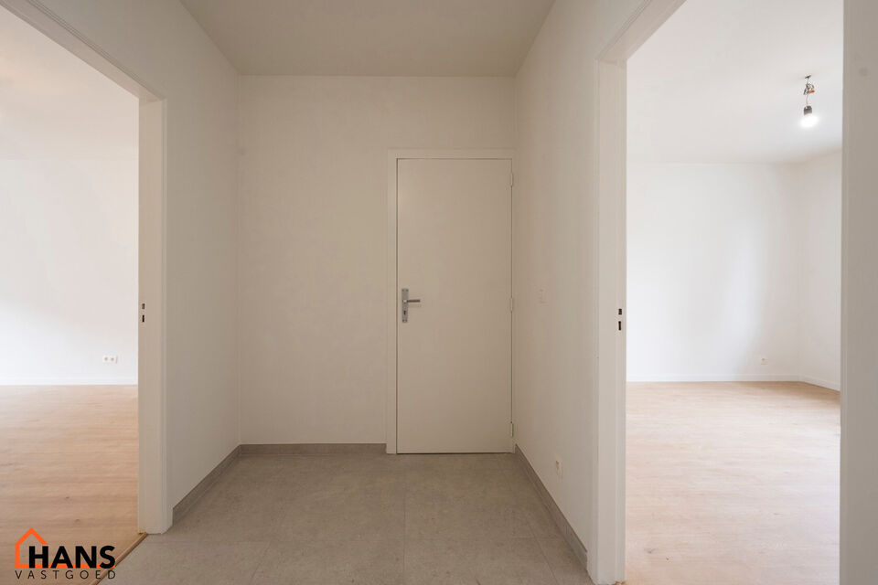 Inkomhal; apart toilet; leefruimte met open keuken met kasten, kookplaat, dampkap en ruimte voor een eigen koelkast en vaatwasser; badkamer met inloopdouche, wastafel in meubel en handdoekdroger; ruime slaapkamer; bureel; berging met aansluiting voor wasm