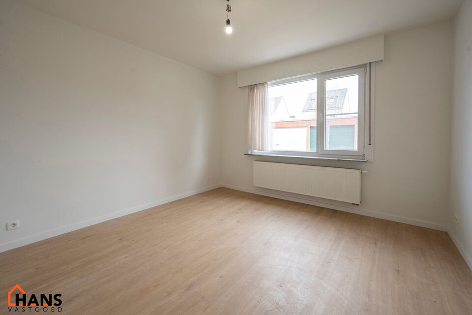 Inkomhal; apart toilet; leefruimte met open keuken met kasten, kookplaat, dampkap en ruimte voor een eigen koelkast en vaatwasser; badkamer met inloopdouche, wastafel in meubel en handdoekdroger; ruime slaapkamer; bureel; berging met aansluiting voor wasm