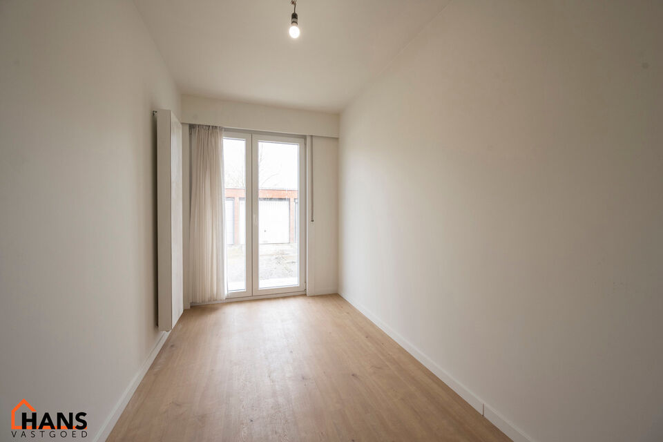 Inkomhal; apart toilet; leefruimte met open keuken met kasten, kookplaat, dampkap en ruimte voor een eigen koelkast en vaatwasser; badkamer met inloopdouche, wastafel in meubel en handdoekdroger; ruime slaapkamer; bureel; berging met aansluiting voor wasm