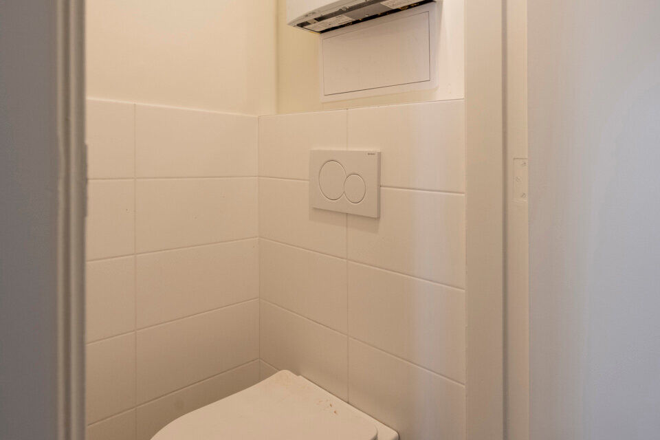 Inkomhal; apart toilet; leefruimte met open keuken met kasten, kookplaat, dampkap en ruimte voor een eigen koelkast en vaatwasser; badkamer met inloopdouche, wastafel in meubel en handdoekdroger; ruime slaapkamer; bureel; berging met aansluiting voor wasm