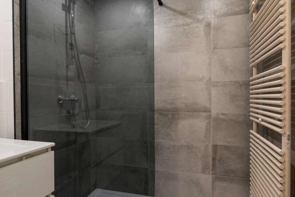 Inkomhal; apart toilet; leefruimte met open keuken met kasten, kookplaat, dampkap en ruimte voor een eigen koelkast en vaatwasser; badkamer met inloopdouche, wastafel in meubel en handdoekdroger; ruime slaapkamer; bureel; berging met aansluiting voor wasm