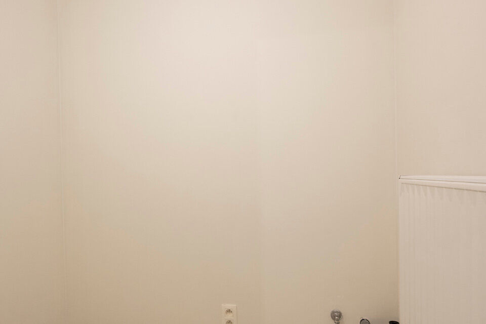 Inkomhal; apart toilet; leefruimte met open keuken met kasten, kookplaat, dampkap en ruimte voor een eigen koelkast en vaatwasser; badkamer met inloopdouche, wastafel in meubel en handdoekdroger; ruime slaapkamer; bureel; berging met aansluiting voor wasm