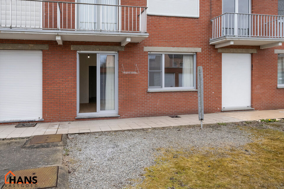 Inkomhal; apart toilet; leefruimte met open keuken met kasten, kookplaat, dampkap en ruimte voor een eigen koelkast en vaatwasser; badkamer met inloopdouche, wastafel in meubel en handdoekdroger; ruime slaapkamer; bureel; berging met aansluiting voor wasm