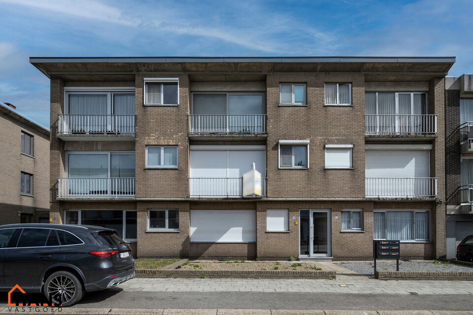 Inkomhal; apart toilet; leefruimte met open keuken met kasten, kookplaat, dampkap en ruimte voor een eigen koelkast en vaatwasser; badkamer met inloopdouche, wastafel in meubel en handdoekdroger; ruime slaapkamer; bureel; berging met aansluiting voor wasm