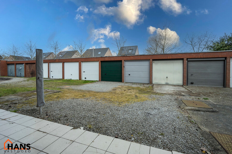 Inkomhal; apart toilet; leefruimte met open keuken met kasten, kookplaat, dampkap en ruimte voor een eigen koelkast en vaatwasser; badkamer met inloopdouche, wastafel in meubel en handdoekdroger; ruime slaapkamer; bureel; berging met aansluiting voor wasm
