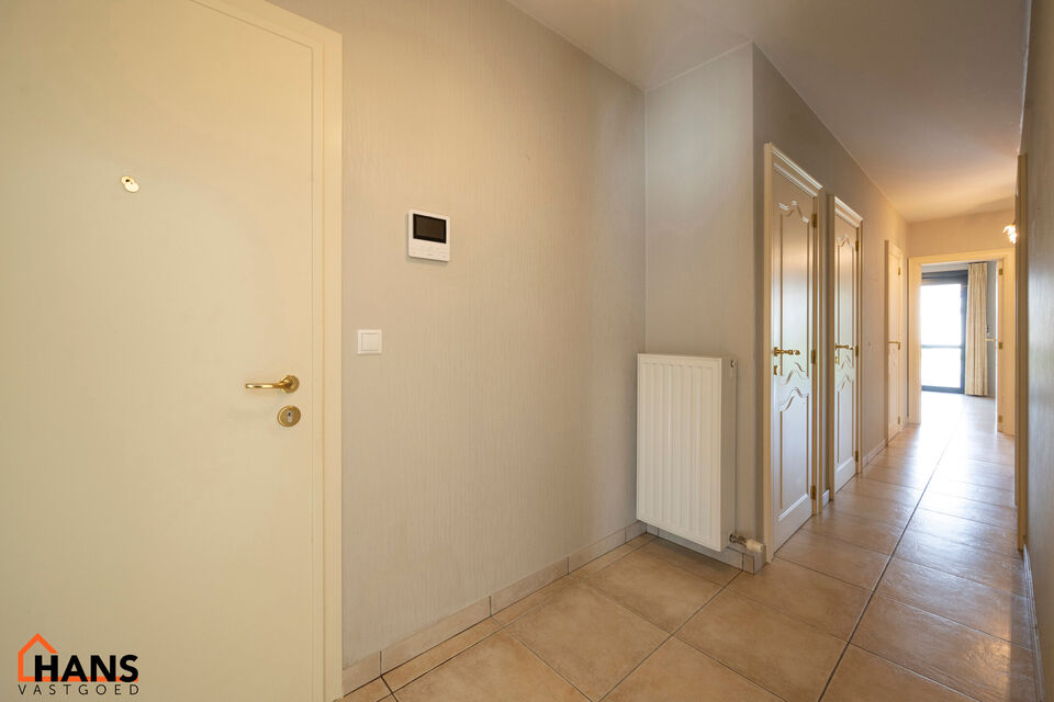 Dit centraal gelegen gelijkvloers appartement omvat een Inkomhal; apart toilet; een technische ruimte en berging; leefruimte met open en ge&iuml;nstalleerde keuken voorzien van alle benodigdheden en toestellen; ingerichte badkamer met douche, dubbele wastafel