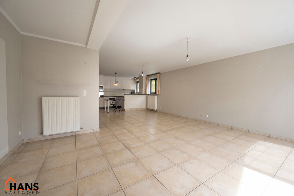 Dit centraal gelegen gelijkvloers appartement omvat een Inkomhal; apart toilet; een technische ruimte en berging; leefruimte met open en ge&iuml;nstalleerde keuken voorzien van alle benodigdheden en toestellen; ingerichte badkamer met douche, dubbele wastafel