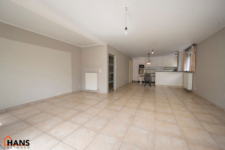 Dit centraal gelegen gelijkvloers appartement omvat een Inkomhal; apart toilet; een technische ruimte en berging; leefruimte met open en ge&iuml;nstalleerde keuken voorzien van alle benodigdheden en toestellen; ingerichte badkamer met douche, dubbele wastafel