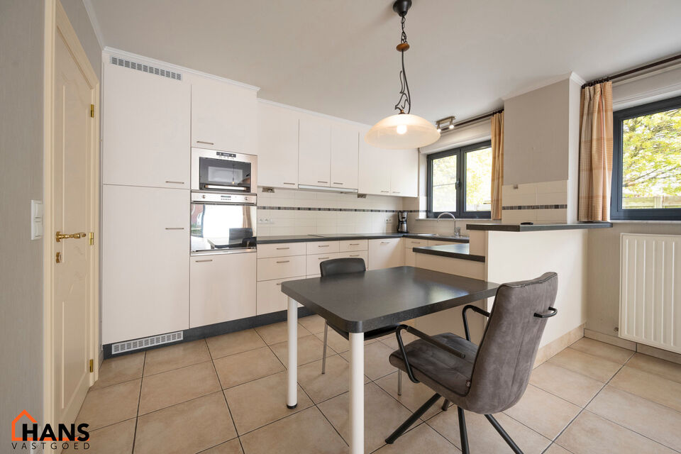 Dit centraal gelegen gelijkvloers appartement omvat een Inkomhal; apart toilet; een technische ruimte en berging; leefruimte met open en ge&iuml;nstalleerde keuken voorzien van alle benodigdheden en toestellen; ingerichte badkamer met douche, dubbele wastafel