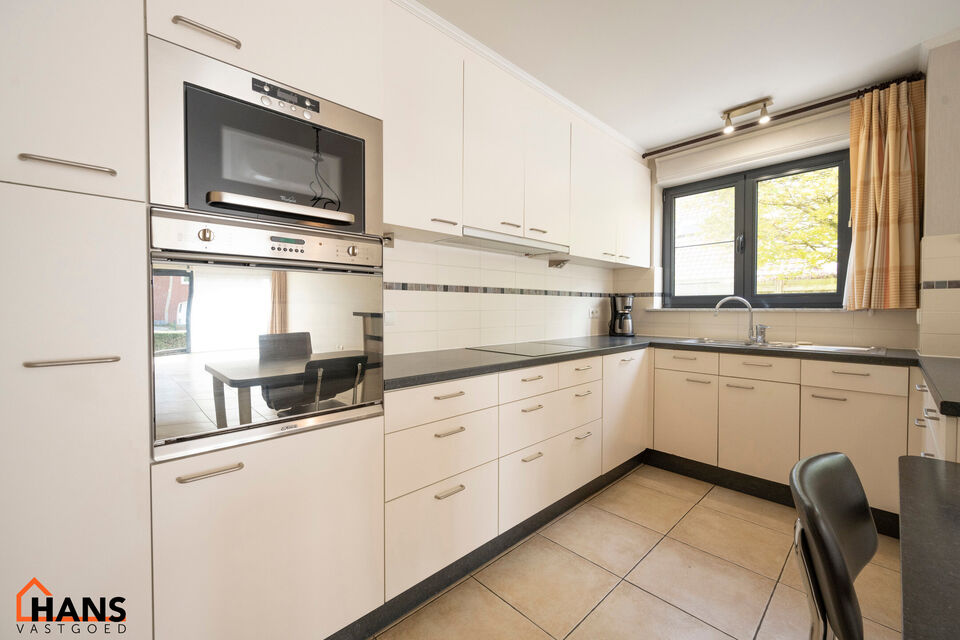 Dit centraal gelegen gelijkvloers appartement omvat een Inkomhal; apart toilet; een technische ruimte en berging; leefruimte met open en ge&iuml;nstalleerde keuken voorzien van alle benodigdheden en toestellen; ingerichte badkamer met douche, dubbele wastafel