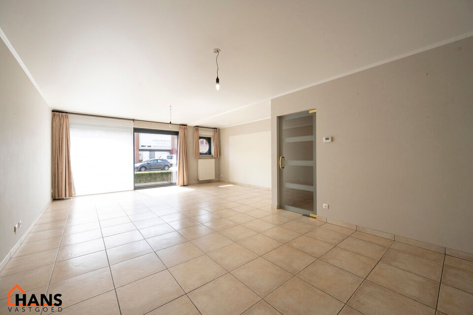 Dit centraal gelegen gelijkvloers appartement omvat een Inkomhal; apart toilet; een technische ruimte en berging; leefruimte met open en ge&iuml;nstalleerde keuken voorzien van alle benodigdheden en toestellen; ingerichte badkamer met douche, dubbele wastafel