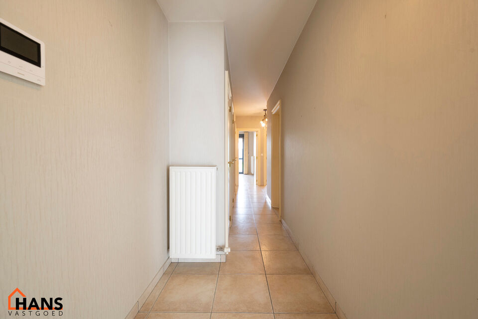 Dit centraal gelegen gelijkvloers appartement omvat een Inkomhal; apart toilet; een technische ruimte en berging; leefruimte met open en ge&iuml;nstalleerde keuken voorzien van alle benodigdheden en toestellen; ingerichte badkamer met douche, dubbele wastafel