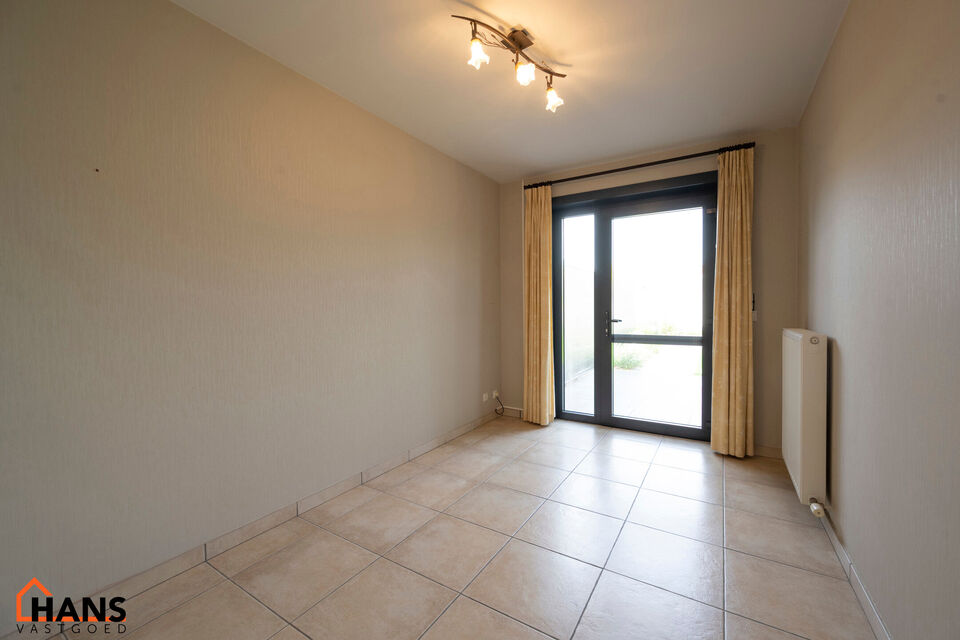 Dit centraal gelegen gelijkvloers appartement omvat een Inkomhal; apart toilet; een technische ruimte en berging; leefruimte met open en ge&iuml;nstalleerde keuken voorzien van alle benodigdheden en toestellen; ingerichte badkamer met douche, dubbele wastafel