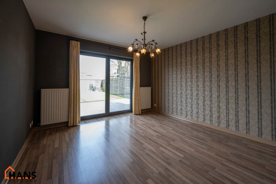 Dit centraal gelegen gelijkvloers appartement omvat een Inkomhal; apart toilet; een technische ruimte en berging; leefruimte met open en ge&iuml;nstalleerde keuken voorzien van alle benodigdheden en toestellen; ingerichte badkamer met douche, dubbele wastafel