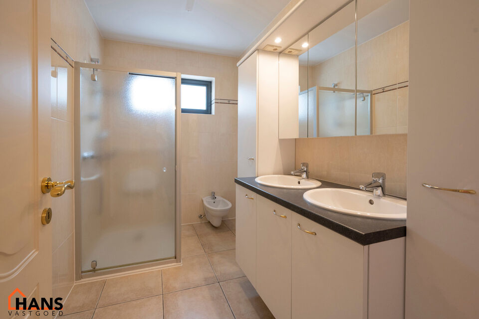 Dit centraal gelegen gelijkvloers appartement omvat een Inkomhal; apart toilet; een technische ruimte en berging; leefruimte met open en ge&iuml;nstalleerde keuken voorzien van alle benodigdheden en toestellen; ingerichte badkamer met douche, dubbele wastafel