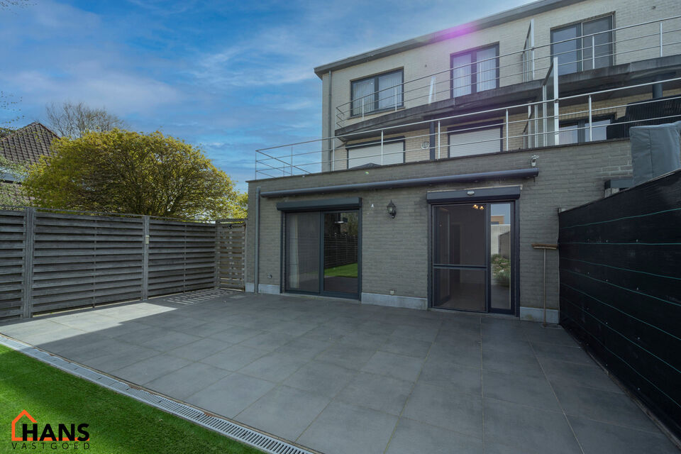 Dit centraal gelegen gelijkvloers appartement omvat een Inkomhal; apart toilet; een technische ruimte en berging; leefruimte met open en ge&iuml;nstalleerde keuken voorzien van alle benodigdheden en toestellen; ingerichte badkamer met douche, dubbele wastafel