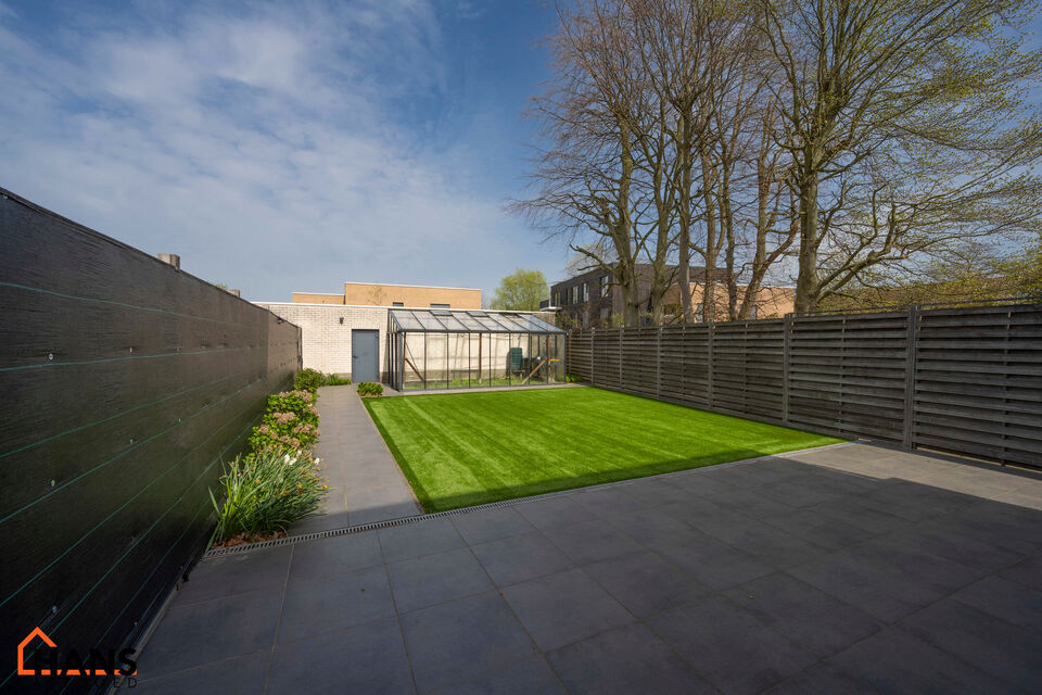 Dit centraal gelegen gelijkvloers appartement omvat een Inkomhal; apart toilet; een technische ruimte en berging; leefruimte met open en ge&iuml;nstalleerde keuken voorzien van alle benodigdheden en toestellen; ingerichte badkamer met douche, dubbele wastafel