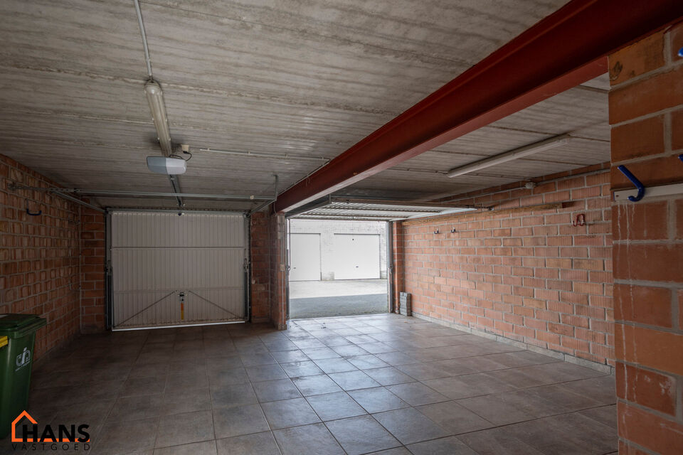 Dit centraal gelegen gelijkvloers appartement omvat een Inkomhal; apart toilet; een technische ruimte en berging; leefruimte met open en ge&iuml;nstalleerde keuken voorzien van alle benodigdheden en toestellen; ingerichte badkamer met douche, dubbele wastafel